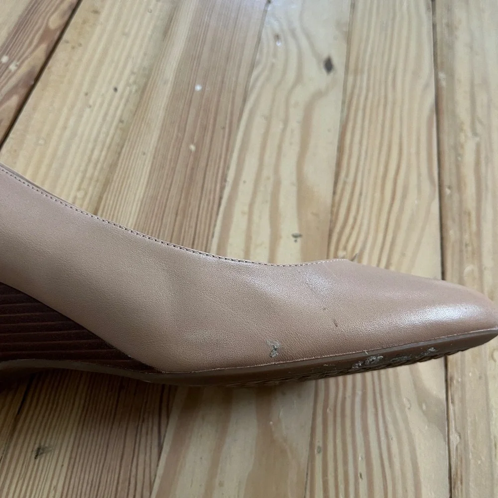 Cole Haan Go-To‎ Wedge Beige Leather Almond Toe Pumps W20462 Womens 8.5 Preppy